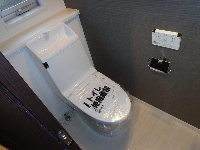 Toilet. Indoor (12 May 2013) Shooting