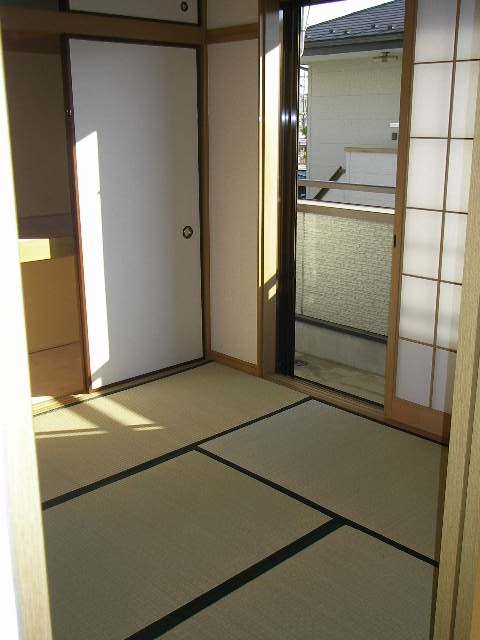 Living and room. Japanese-style room 6 quires, South is facing.