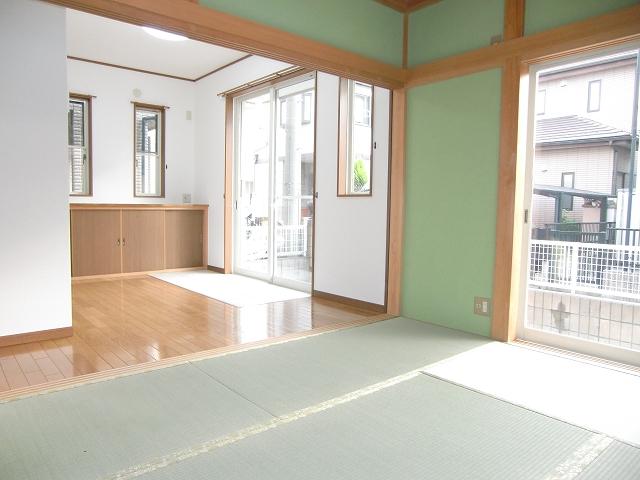 Other introspection. 1st floor: south-facing bright living dining ・ Japanese-style room 6 quires Indoor (12 May 2013) Shooting