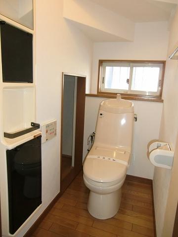 Toilet. 1st floor: toilet comfortable with warm water washing toilet seat! Housed there! Indoor (12 May 2013) Shooting