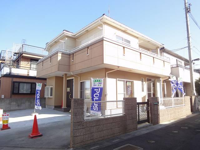 Local appearance photo. There are four cars loose of site area 45.67 square meters car space in the southwest corner lot !! is in interior renovation !! shopping convenient! About a 2-minute walk from the supermarket! small ・ Junior high school is also attending school safe near children! Local (January 2014) Shooting