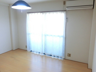 Living and room. Air conditioning ・ It is with lighting equipment