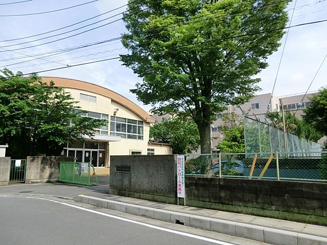 Primary school. Soka Municipal Seimon to elementary school 1100m