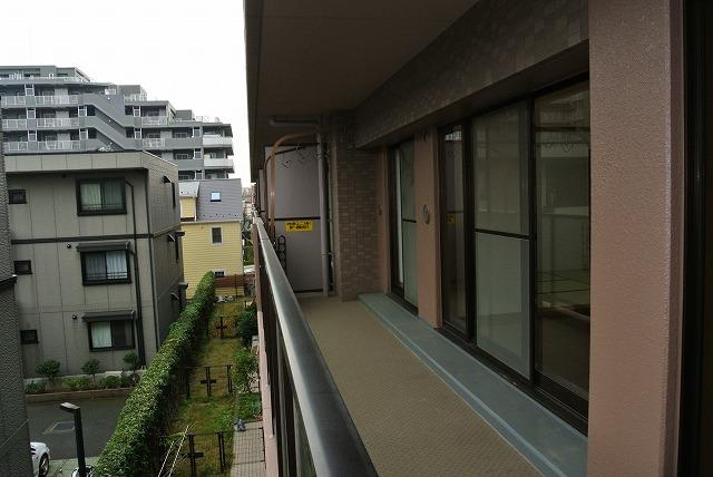 Balcony. Wide balcony Hoseru laundry and bedding are a lot of
