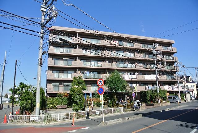 Living. 15 Pledge spacious living room