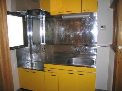 Kitchen. Yellow kitchen! Gas stove installation Allowed! 