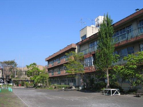 Primary school. Soka Municipal Soka until elementary school 824m