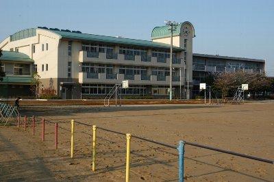 Primary school. Senryu elementary school (2 minutes walk)