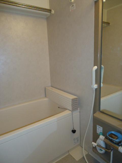 Bathroom. Reheating function ・ Ventilation dryer with bathroom ※ Furniture, etc. are not included in the sale price