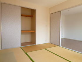 Living and room. Japanese-style room (I changed the table before you move)