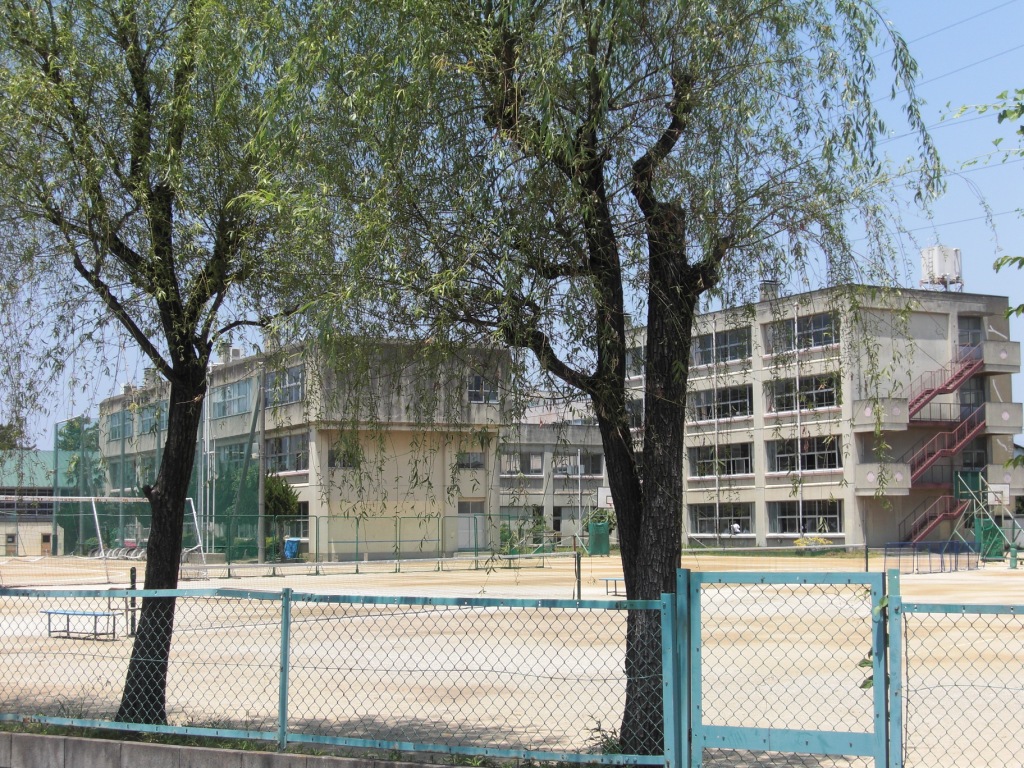 Junior high school. 448m to Soka Municipal poem junior high school (junior high school)