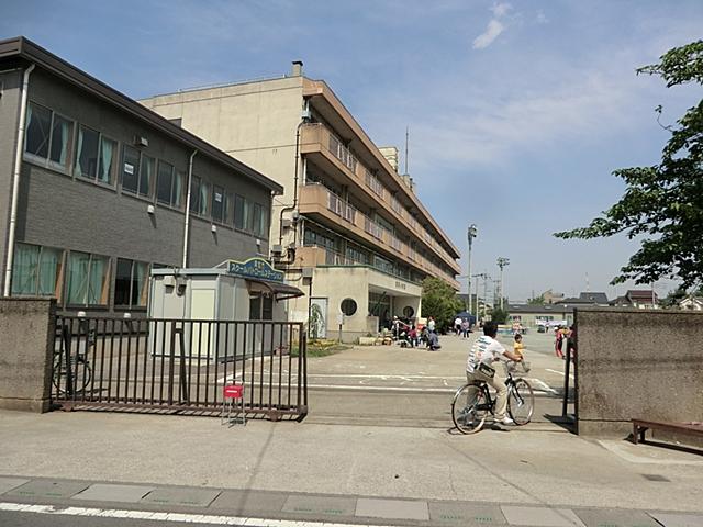 Primary school. Soka Municipal Inari to elementary school 320m