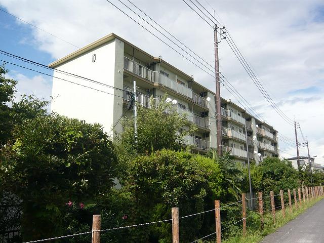 Local appearance photo. "Matsubaradanchi" convenient location and a 6-minute walk to the station! Why do not we start a new life in the top floor of a bright south-facing dwelling unit. O delivery date of 2014 in late May plans. Local (September 2013) Shooting