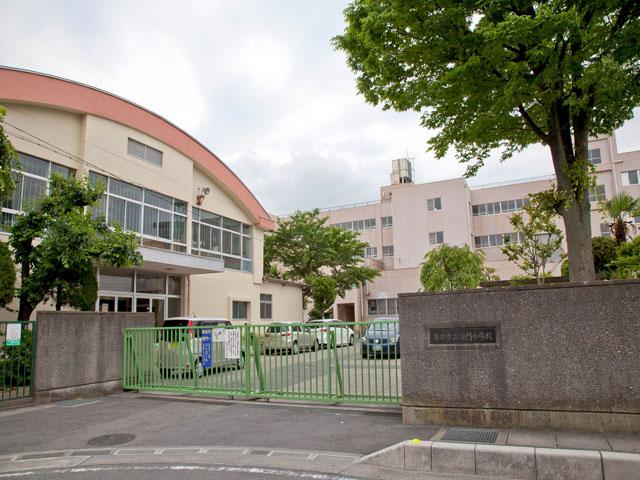 Primary school. Soka Municipal Seimon to elementary school 746m