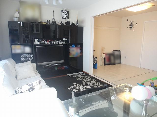 Living. 19.2 Pledge Together with the next to the Japanese-style room! It spreads a bright open space Indoor (12 May 2013) Shooting