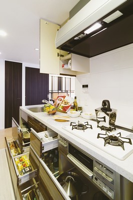  [kitchen] Pots and bottles ・ Heavy things down, such as canned, Accessories are easy to organize, And to hanging cupboard also suddenly reach location, It has achieved an easy-to-use kitchen housed in the slide storage adoption
