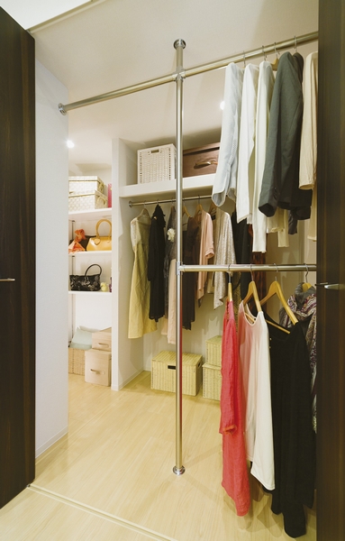 [Super walk-in closet] Dressing room, Large capacity and ease of use charm worthy to be called. From the hallway from the master bedroom. Two flow line, Also to ensure the ease of coming and going