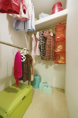  [Walk-in closet] Storage capacity that does not fit only in the main bedroom is a charm of the property. Walk-in closet in the children's room is also so ease of use is a two-stage hanger pipe