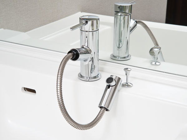 Bathing-wash room.  [Head drawer mixing faucet] When you put the water or, occasionally, bucket, Convenient to clean the wash bowl, Adopt the type of faucet pull out faucet. hot water ・ Switching of water is also a one-touch.