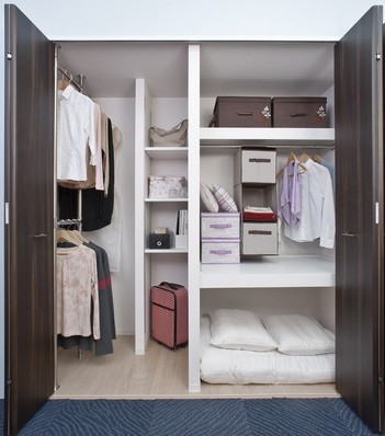  [Futon closet] Ensure the depth etc. is likely to put futon and storage case. With hanger pipe
