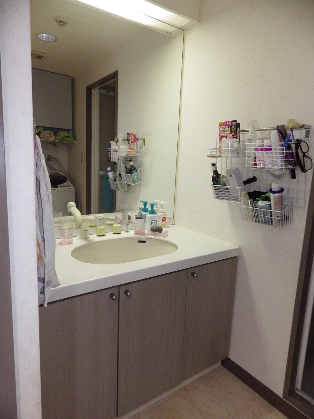 Wash basin, toilet. Indoor (11 May 2013) Shooting