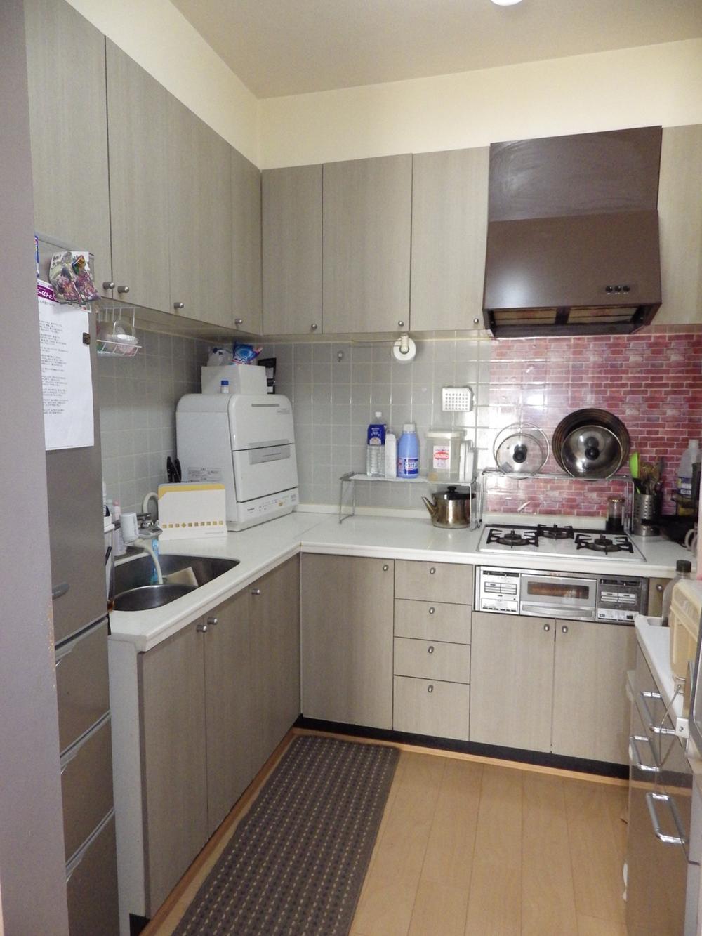 Kitchen. Indoor (11 May 2013) Shooting