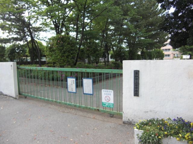 Junior high school. 1200m until the Municipal Sakae junior high school (junior high school)