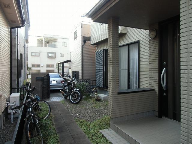 Garden. Parking two possible! (Second unit is a partial construction) Local (12 May 2013) Shooting