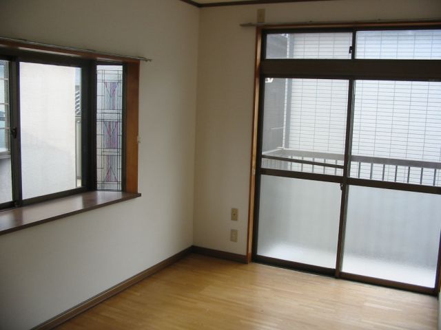 Living and room. It is GOOD if there is a bay window of the corner room unique in Western-style room.