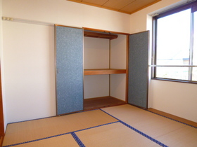 Living and room. North Japanese-style room (you Omotegae your move before)