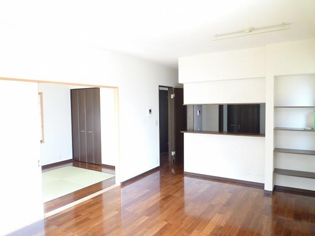 Living. Room (May 2013) Shooting LDK17 Pledge! There are six tatami Japanese-style room next to!