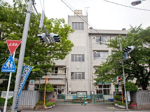 Primary school. Ryoshinden until elementary school 320m