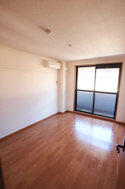 Other room space. We can start a comfortable new life in the air-conditioned