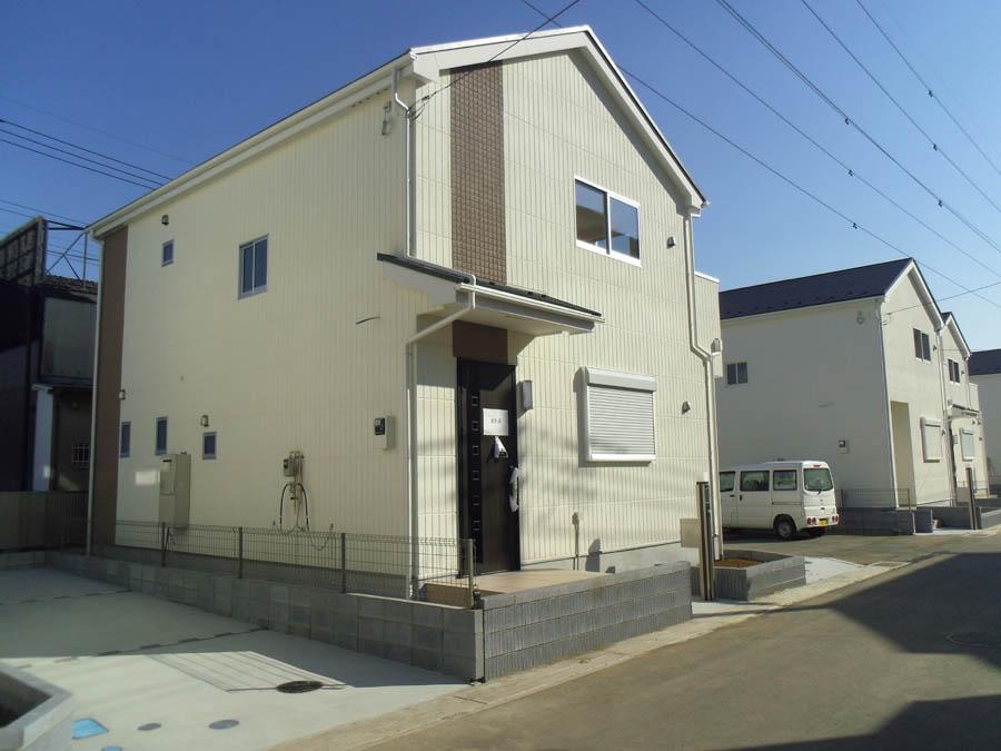 Local photos, including front road. We offer the same use the finished model house of this property. Please feel free to contact us.