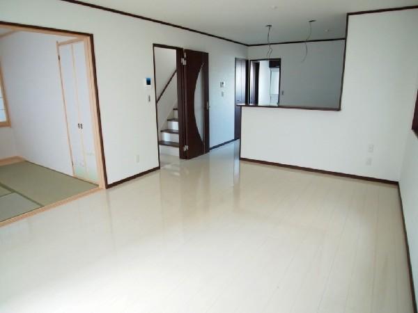 Living. Detached interior introspection Pictures - room a living white was based design. To modern impression Brown of the door becomes an accent. 