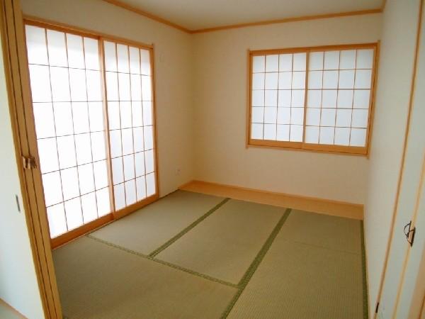 Non-living room. Bright Japanese-style shine in sunlight to Shoji over. You can also use it as Tsuzukiai of living as a drawing room. 