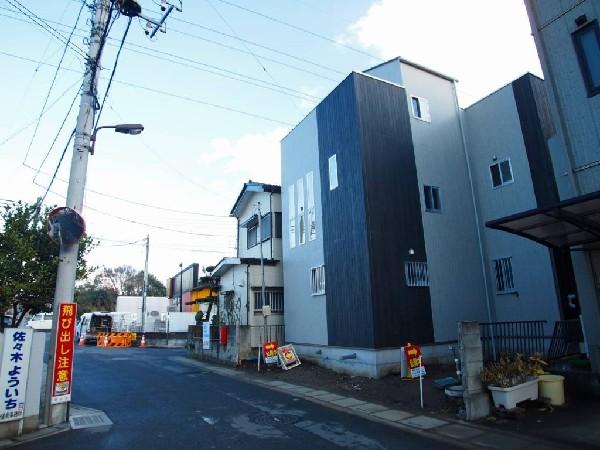 Local appearance photo. It is also happy to parking from the front road. 