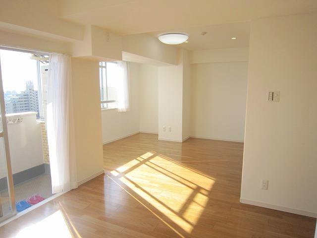 Living. Bright living-dining of the south-facing is relaxed about 13.8 Pledge !! You momentum also conversation with your family in the face-to-face kitchen Indoor (12 May 2013) Shooting