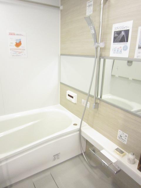 Bathroom. Bathroom spacious 1 tsubo or more size  ・ Hot Karari floor  ・ Thermos bathtub  ・ Air-in shower  ・ Add-fired with function Achieve a comfortable bath time in the bathroom drying heater installation! Indoor (12 May 2013) Shooting