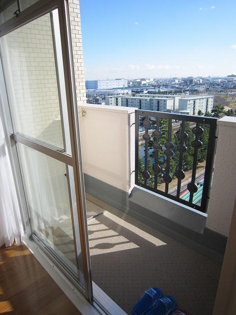 Balcony. Good of the south balcony per yang!