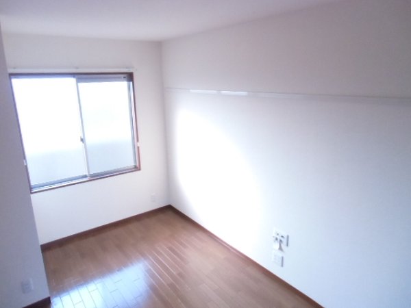 Other room space. It is a photograph of the left and right reversal. The bedroom is also bright