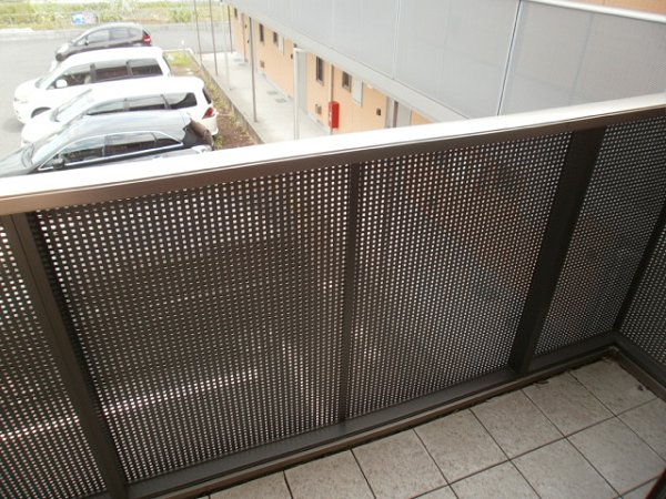 Balcony. It is a photograph of the left and right reversal. Is an independent type is also next to a balcony. 