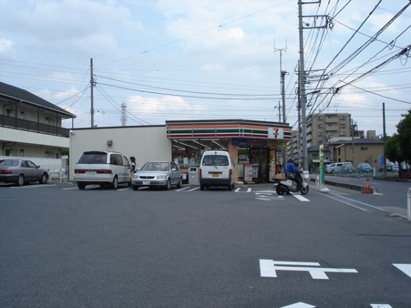 Convenience store. 550m to Seven-Eleven (convenience store)