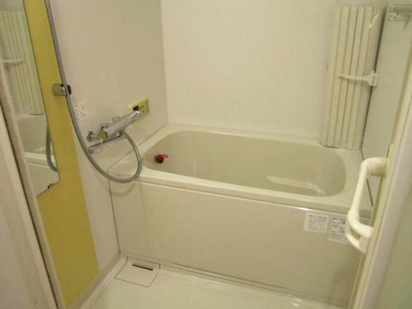 Bathroom. shower, Mirror there