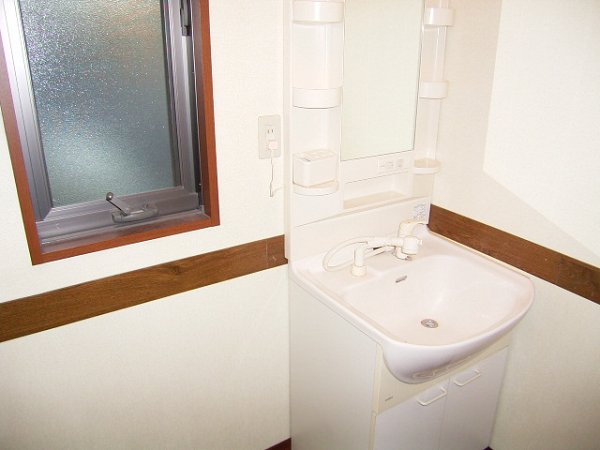 Washroom. Shampoo dresser Windows that can be ventilated with Al washroom.