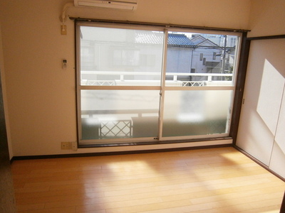 Living and room. Bright Japanese-style room facing the balcony