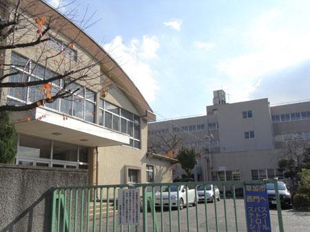 Primary school. Soka Municipal Seimon to elementary school 1195m