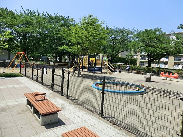 park. 1133m until the flower garden park