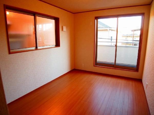 Non-living room. 6.5 tatami of Western-style. Plug the warm sunshine from the south balcony side