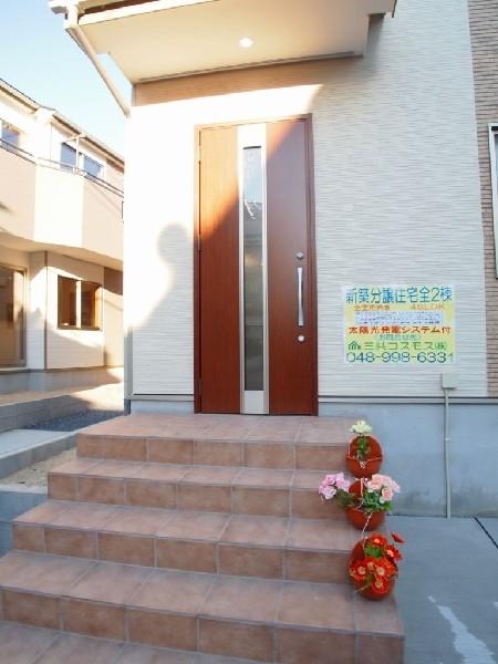 Local appearance photo. Entrance of simple design. Entrance porch is fashionable